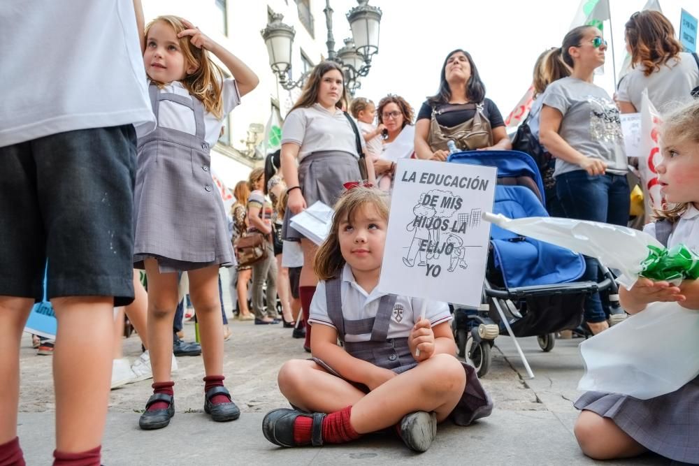 La educación concertada protesta en Elda contra los recortes del Consell