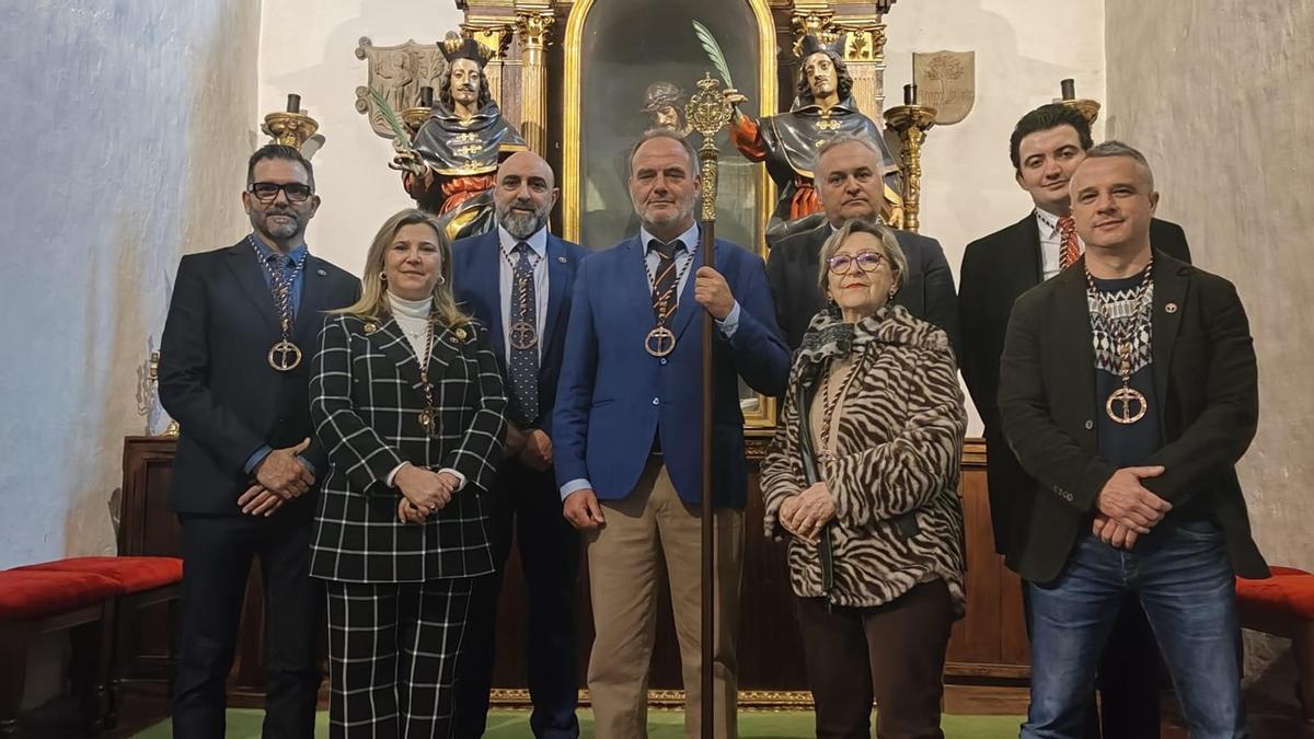 Por la izquierda, Víctor José Lombardía, Carmen Flórez, David Membiela, Manuel Rodríguez, Emilio Menéndez,  Pelayo Rodríguez y, delante, Emiliana Bravo de Medina Murillo y Alberto Delgado, miembros de la Junta de Gobierno de la cofradía.