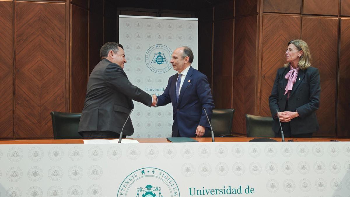 Por la izquierda, Fernando Martínez, Ignacio Villaverde y Eva Pando.