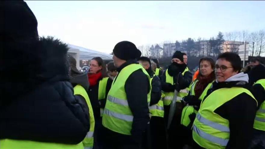 Los &#039;chalecos amarillos&#039; continúan protestando en toda Francia