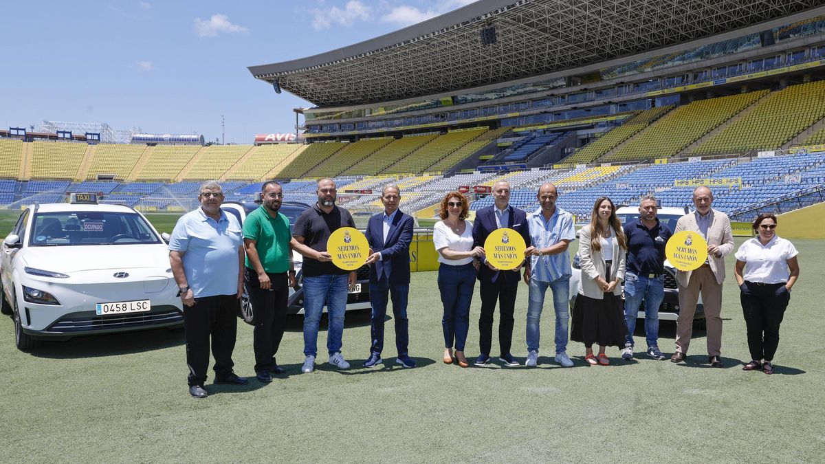 Nicolás Ortega, Rafa Méndez, Carla Ramírez y Miguel Ángel Ramírez, con los carteles y pegatinas promocionales de la campaña de abonos, que lucirán los taxistas.