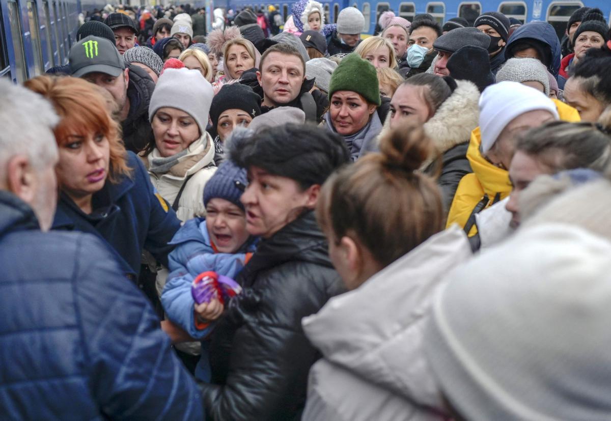 Gente intentando subirse a un tren que los evacue de Odessa
