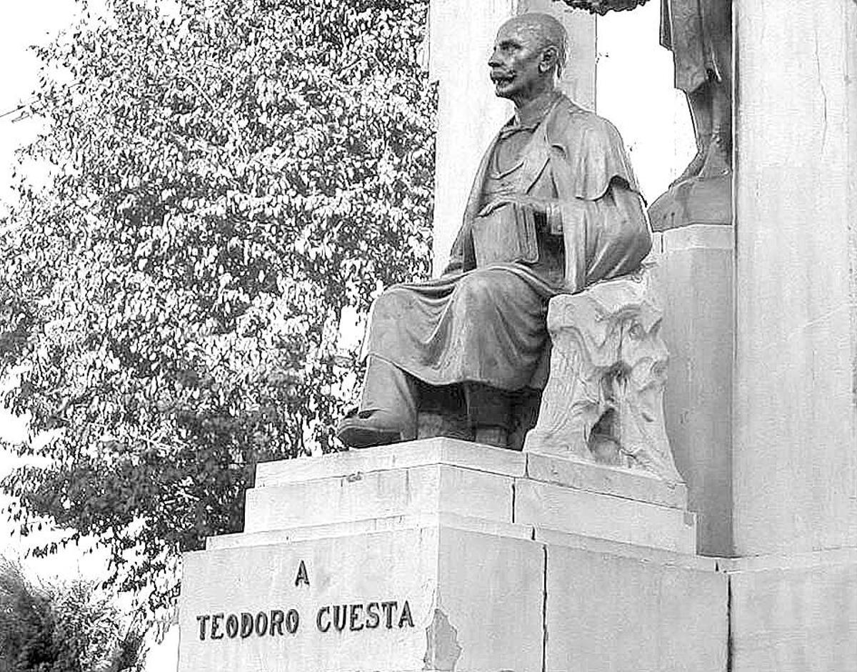 Estatua al poeta Teodoro Cuesta.