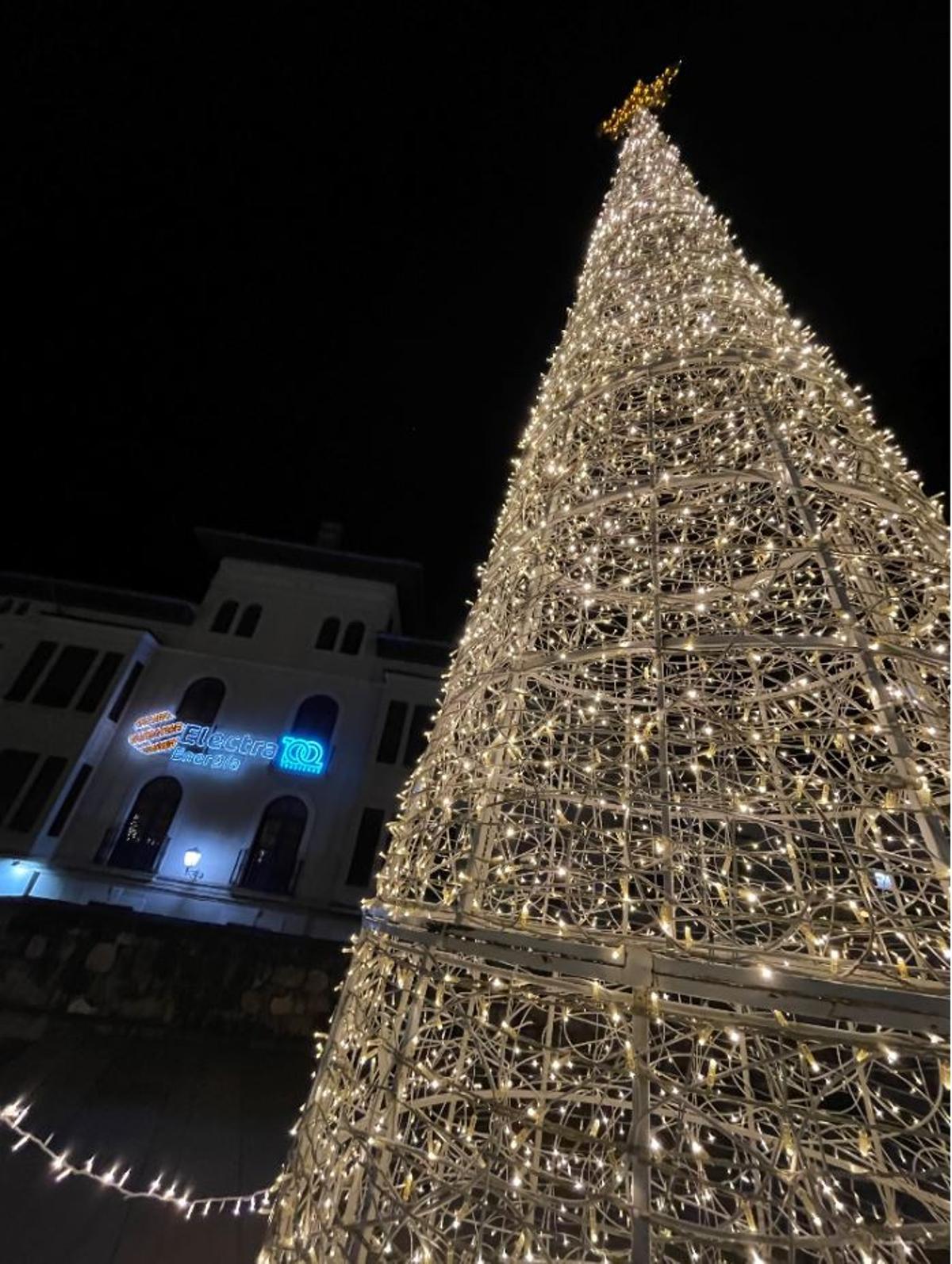 Imagen del árbol instalado el pasado año en Morella, con las oficinas de Electra Energía al fondo.