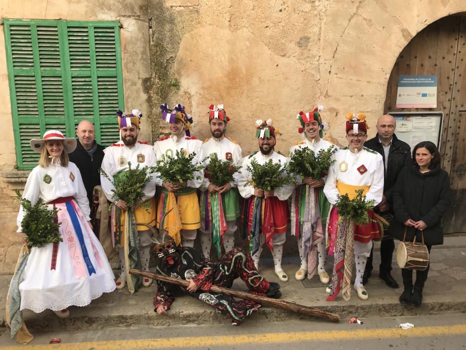 Los 'Cossiers' de Algaida bailan en honor de Sant Honorat