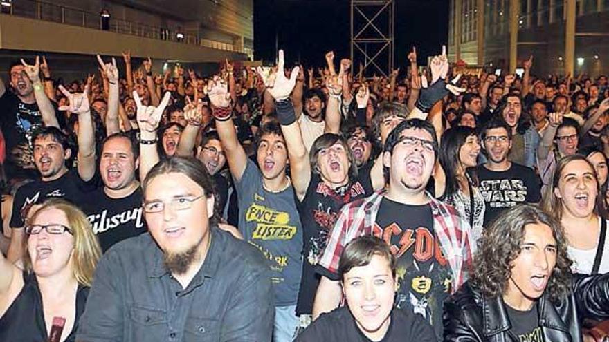 Numerosos aficionados al heavy se dieron cita ayer en el recinto ferial. A la izquierda, integrantes del grupo Riff-Raf, que imitan a AC/DC.  // Noé Parga