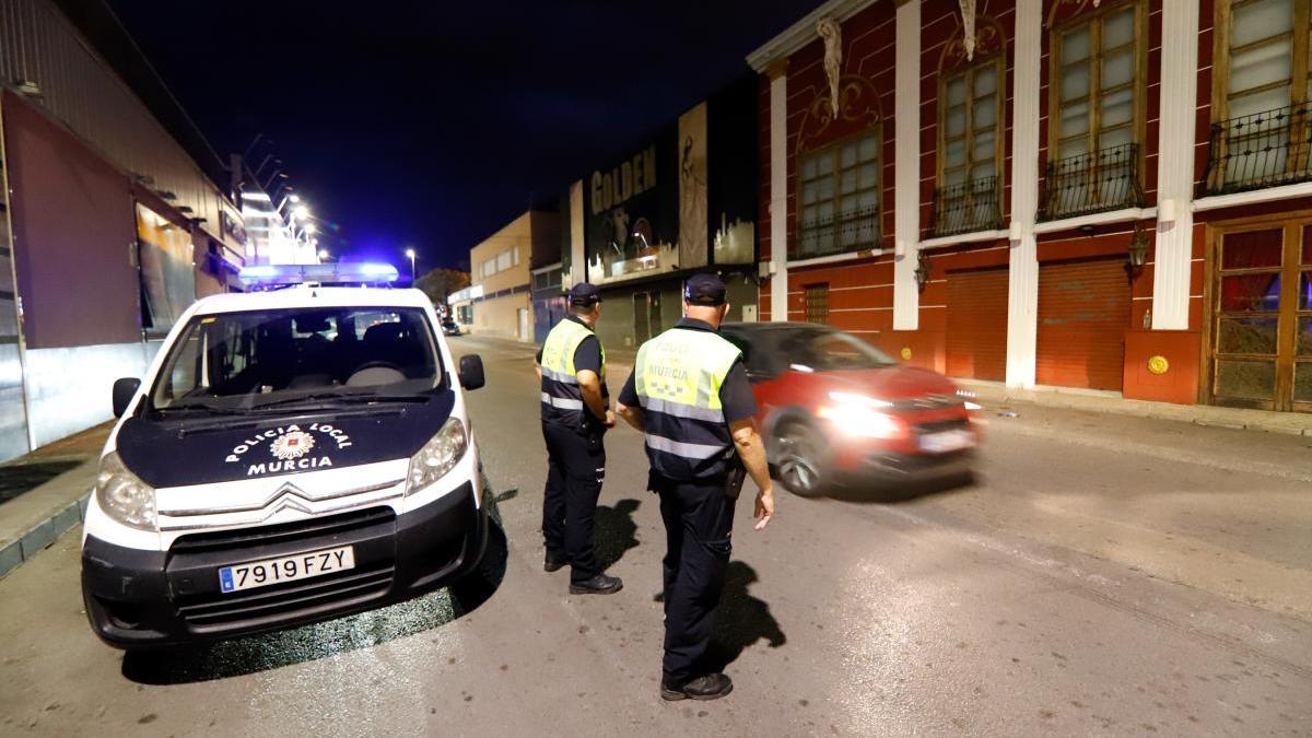 Policía en una zona de discotecas de Atalayas