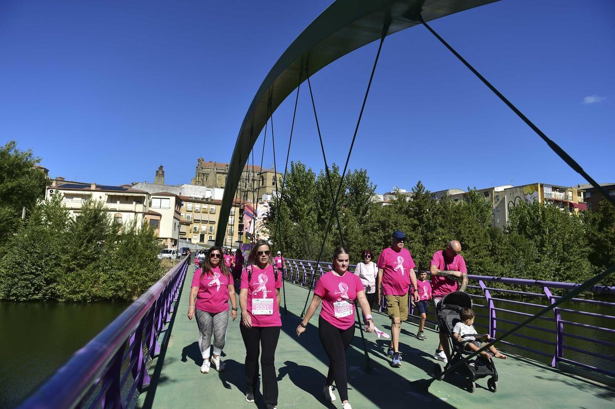 Imágenes de la marcha rosa contra el cáncer de mama en Plasencia