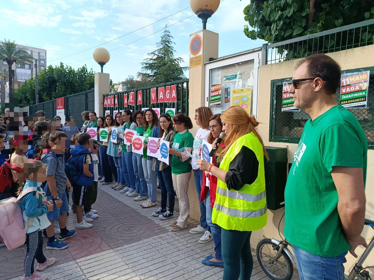 Lectura del manifiesto de la huelga docente en el CEIP Alborxí.