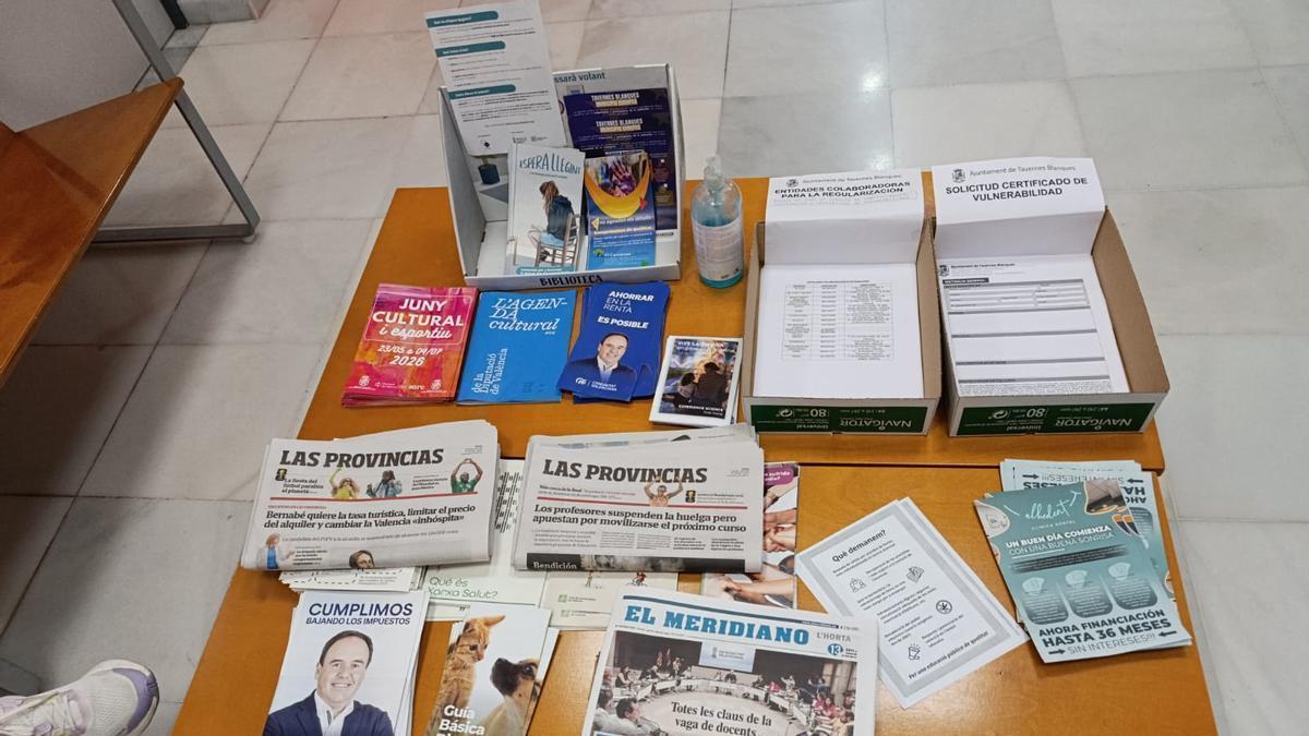 Propaganda electoral en la mesa de la sala de esperad e la Oficina del Atención al consumidor.
