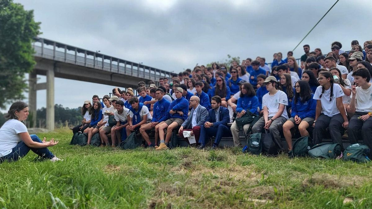 Ana González, la coordinadora del Centro de Activación Cultural Torres de Oeste (Cacto), imparte una charla a los visitantes