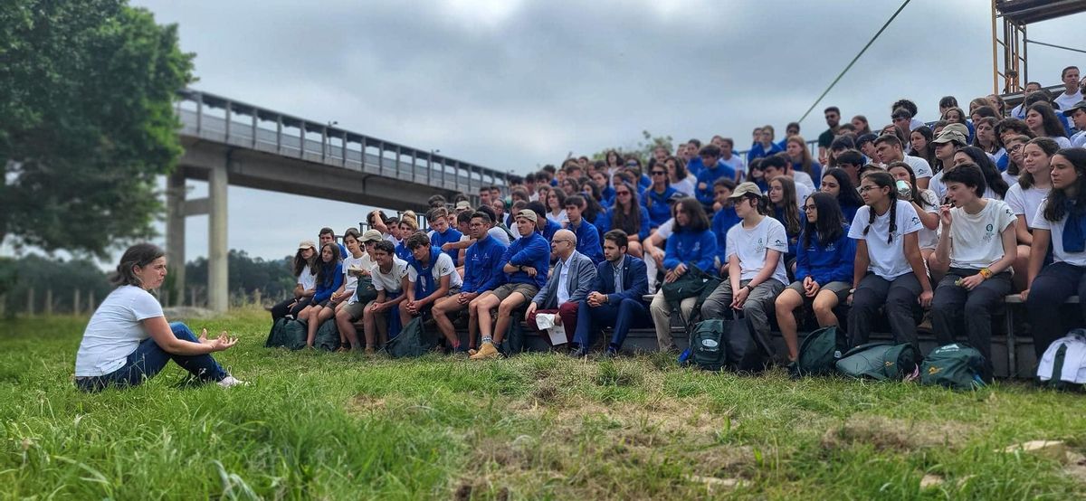 Ana González, la coordinadora del Centro de Activación Cultural Torres de Oeste (Cacto), imparte una charla a los visitantes
