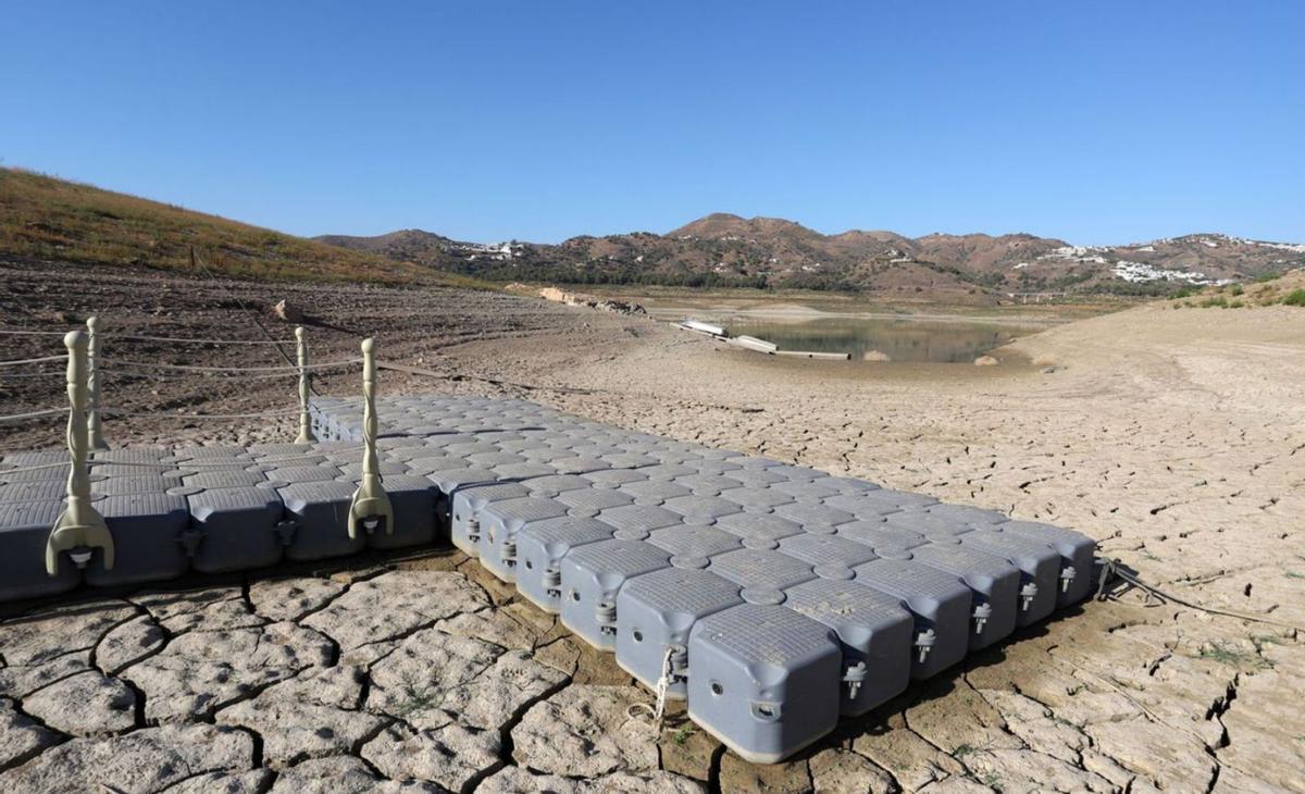 El pantano de La Viñuela tiene actualmente 12,30 hm3 de agua, un 7,27% de su capacidad. | ÁLEX ZEA
