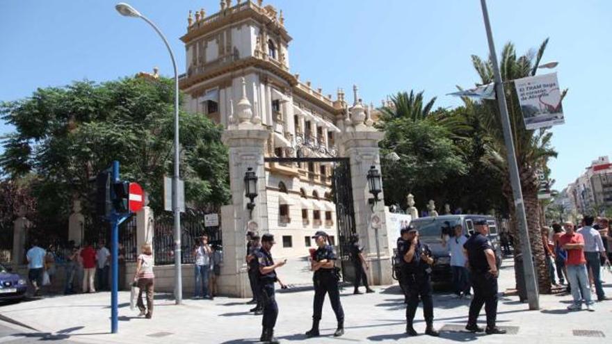 Varios policías aguardan junto a la Diputación el día que se registró la institución provincial por Brugal.