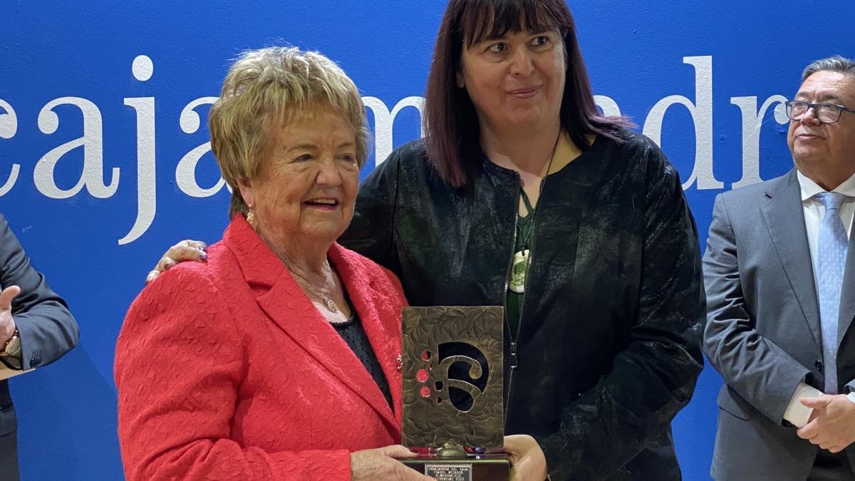 Isabel Mijares junto a la consejera Begoña García Bernal