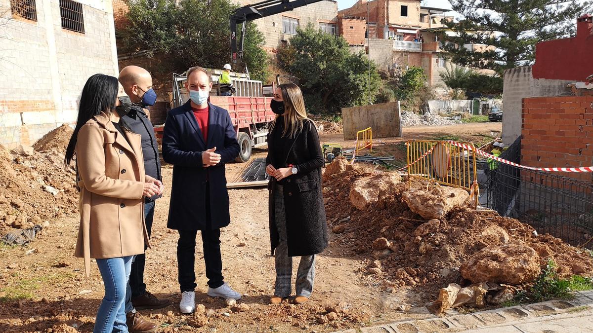 La alcaldesa y varios concejales en una visita a la zona que está en obras.