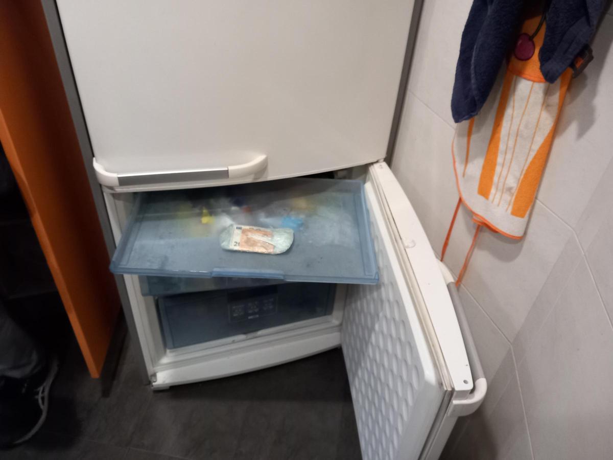 Els diners amagats dins el congelador del seu domicili