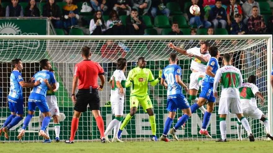 Jugada peligrosa del Málaga en el área del equipo ilicitano.