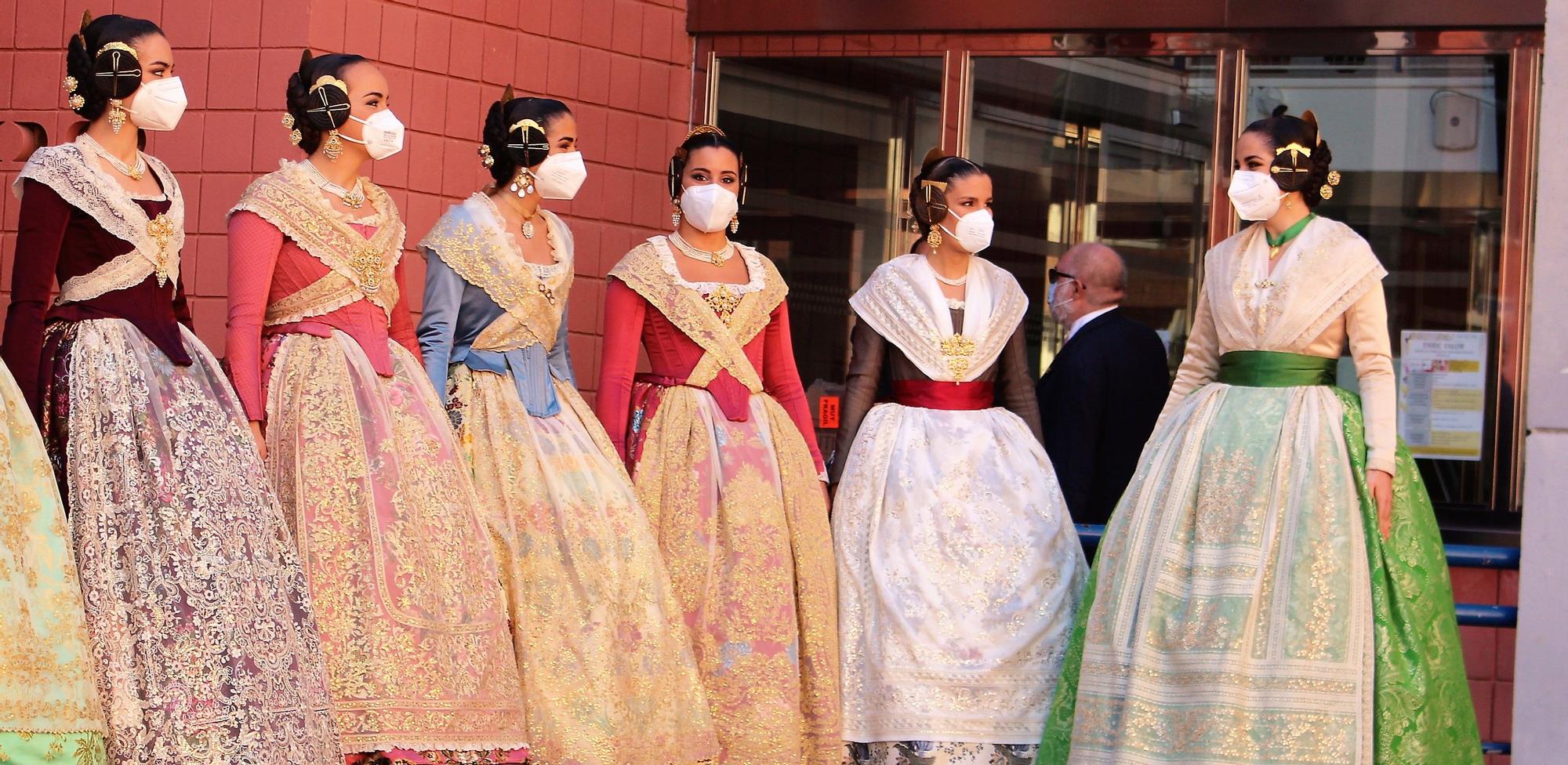 Carmen, Nerea y las cortes acompañan a las fallas de Quart y Xirivella en la procesión de la Senyera