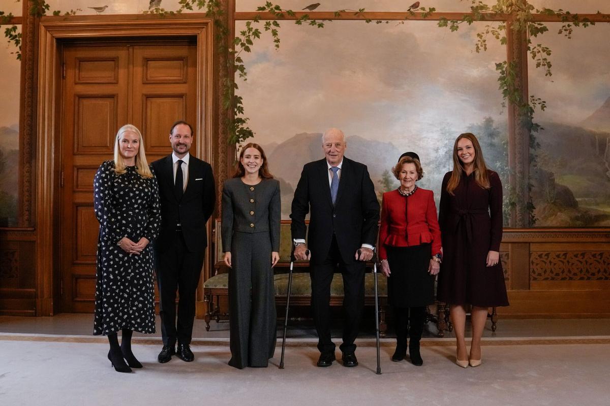 Oslo (Norway), 10/12/2025.- Norway's King Harald V, Queen Sonja, Crown Prince Haakon, Crown Princess Mette-Marit and Princess Ingrid Alexandra receive the daughter of the Nobel Peace Prize laureate, Ana Corina Sosa (C-L), in an audience at the Royal Palace in Oslo, Norway, 10 December 2025. Venezuelan opposition leader Maria Corina Machado was awarded the Nobel Peace Prize 2025 for her tireless work to secure democratic rights for the people of Venezuela, and for her fight for a just and peaceful transition from dictatorship to popular rule. Due to the circumstances in her home country of Venezuela, the Nobel Peace Prize laureate was unable to attend the award ceremony in Norway. (Noruega) EFE/EPA/HEIKO JUNGE / POOL NORWAY OUT. NORWAY OUT