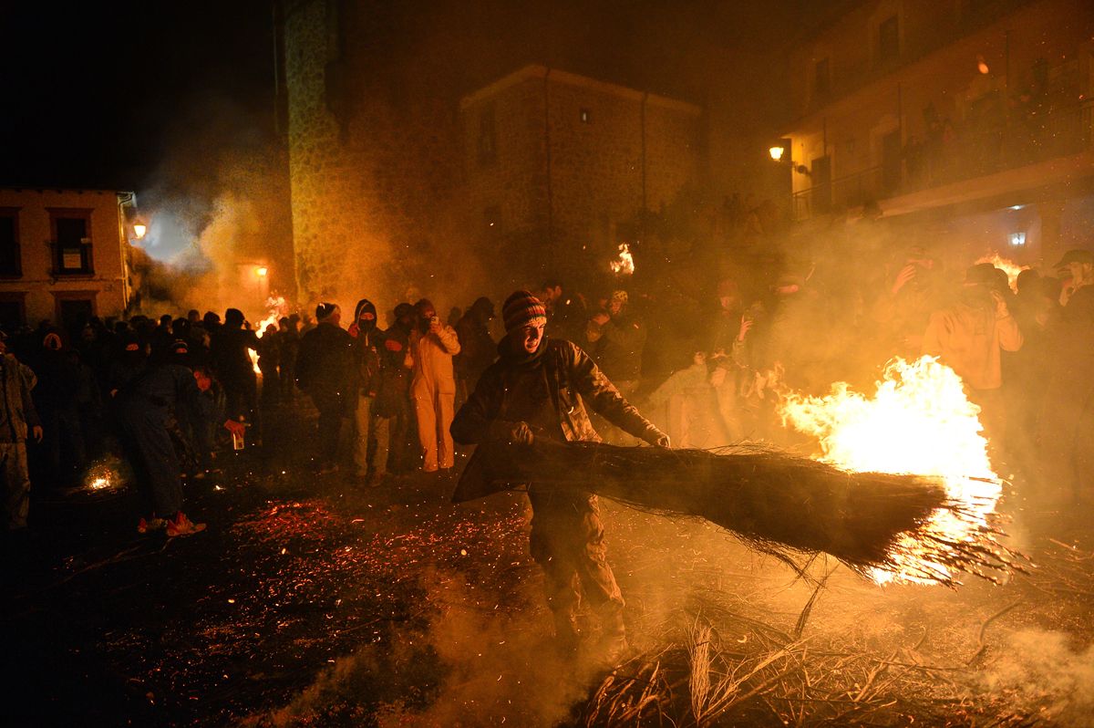 Fotogalería | Así fue la noche de los Escobazos en Jarandilla de la Vera