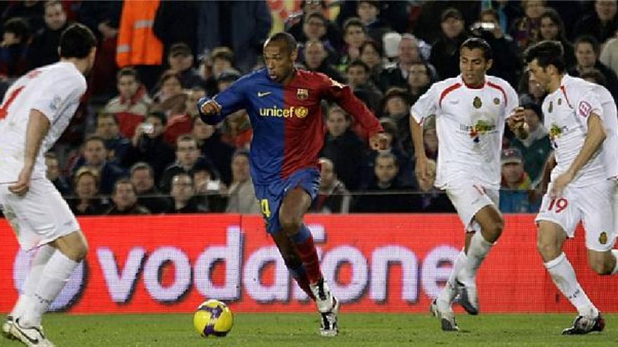 El francès Thierry Henry va ser un dels destacats del Barça , aconseguint liderar l&#039;inici de la remuntada amb el gol de l&#039;empat. En la imatge, controla la pilota entre tres jugadors del Mallorca.