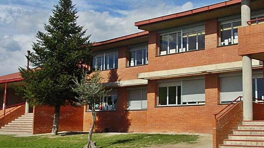 L&#039;edifici vermell de l&#039;escola Catalunya acull els alumnes de P3 a 2n