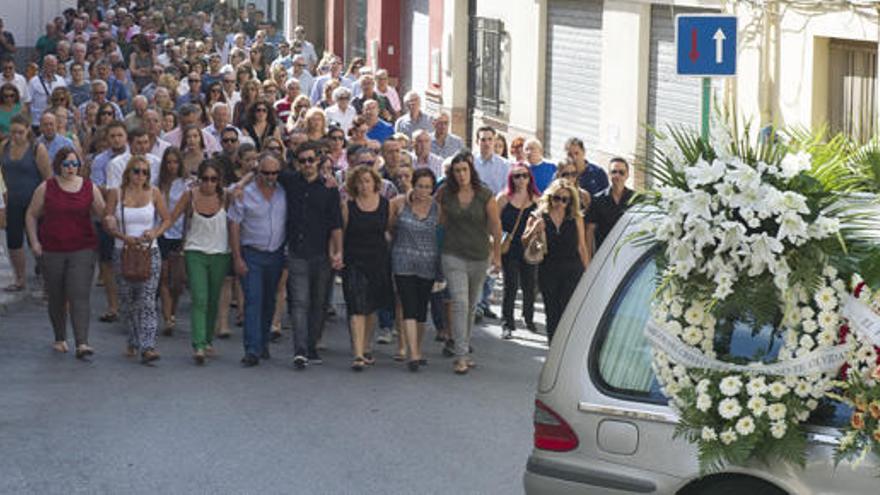 Familiares, amigos y vecinos han acompañado al cortejo fúnebre.