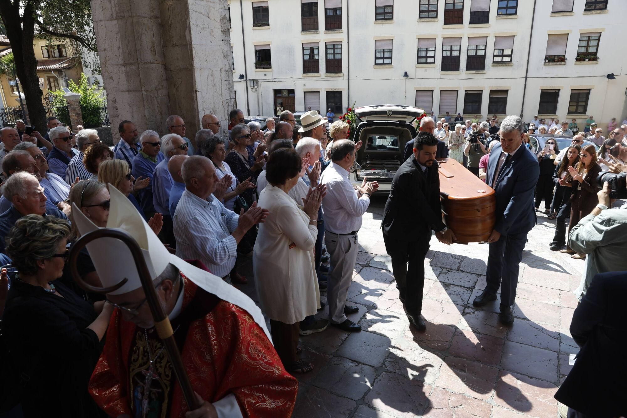 Las imágenes del funeral de Antonio Trevín en la basílica de Llanes.