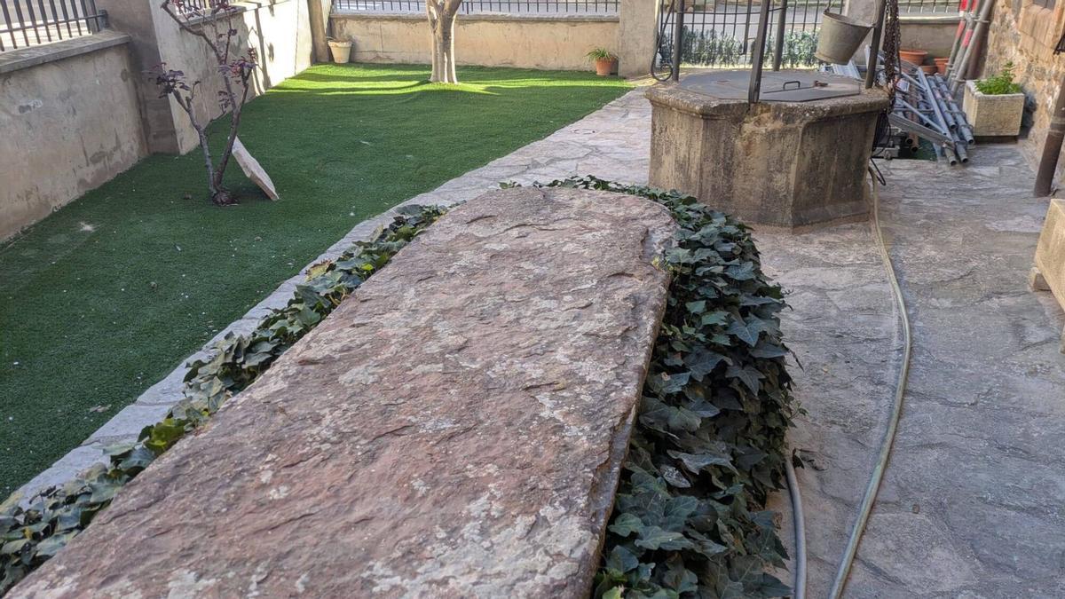 L'exterior  de la casa de 170 metres quadrats on viuen l'escriptora surienca Sílvia Caballol i l'exbisbe de Solsona Xavier Novell