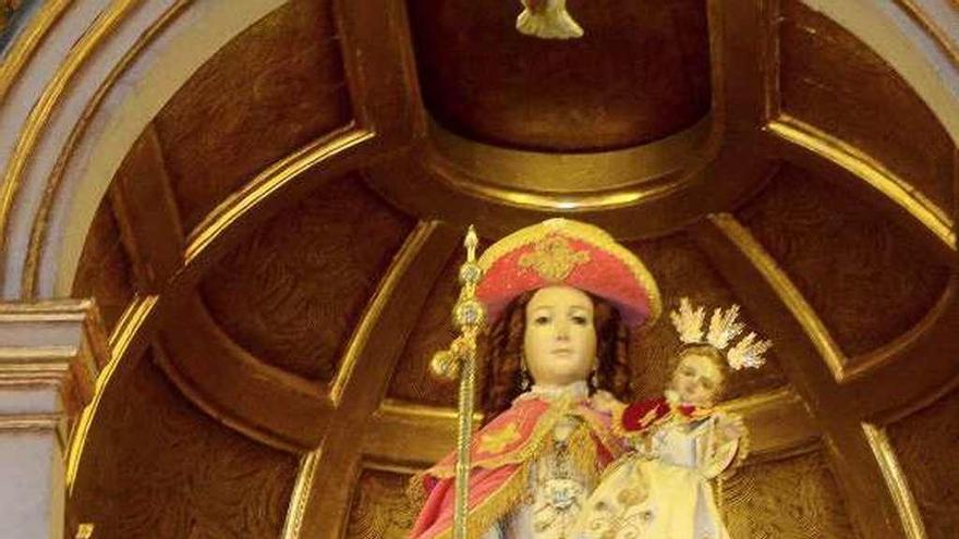Josefa Crespo en la ofrenda a la Virgen. // R.V.