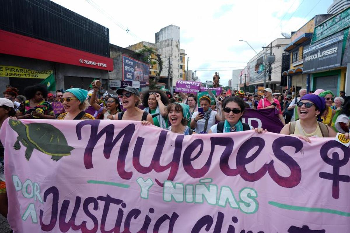 Manifestantes llenan las calles de Belém para reclamar mayor ambición climática en plena COP30