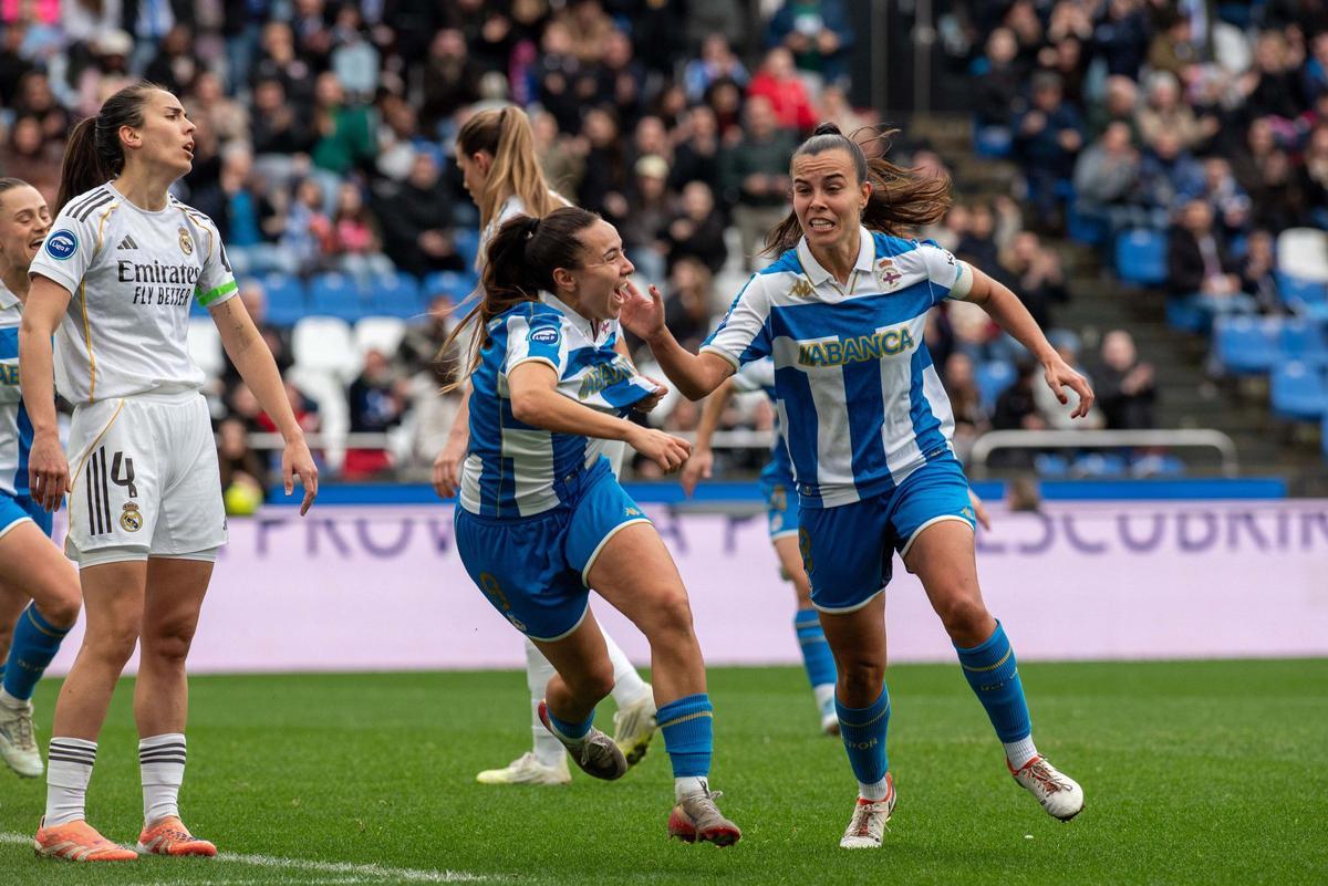 Raquel y Espe Pizarro celebran un gol ante el Real Madrid