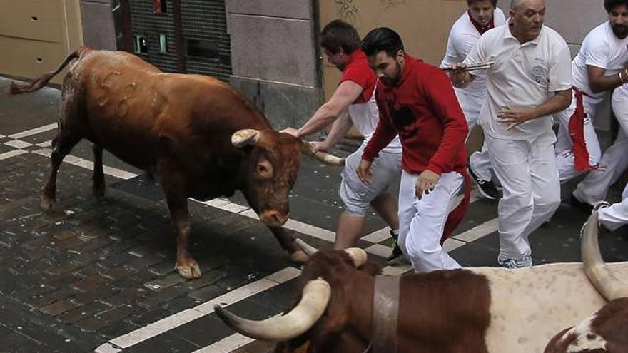 La última y más peligrosa carrera de los sanfermines acaba con dos corneados