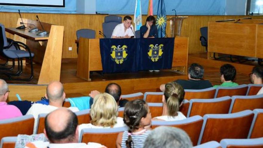 Un momento de la celebración de la asamblea, en el salón de plenos del concello cangués. // Gonzalo Núñez