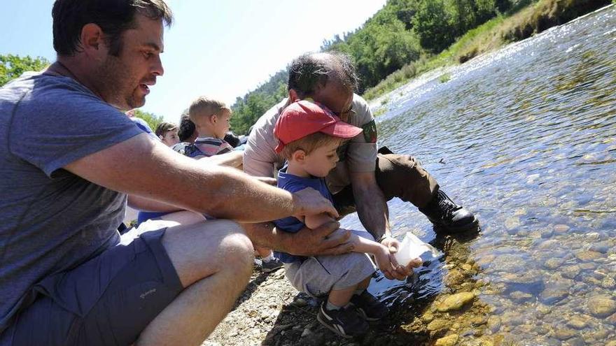 Niños de la guardería pública, en una suelta de alevines en la playa de Liñares, en 2015.  // Bernabé/Javier Lalín