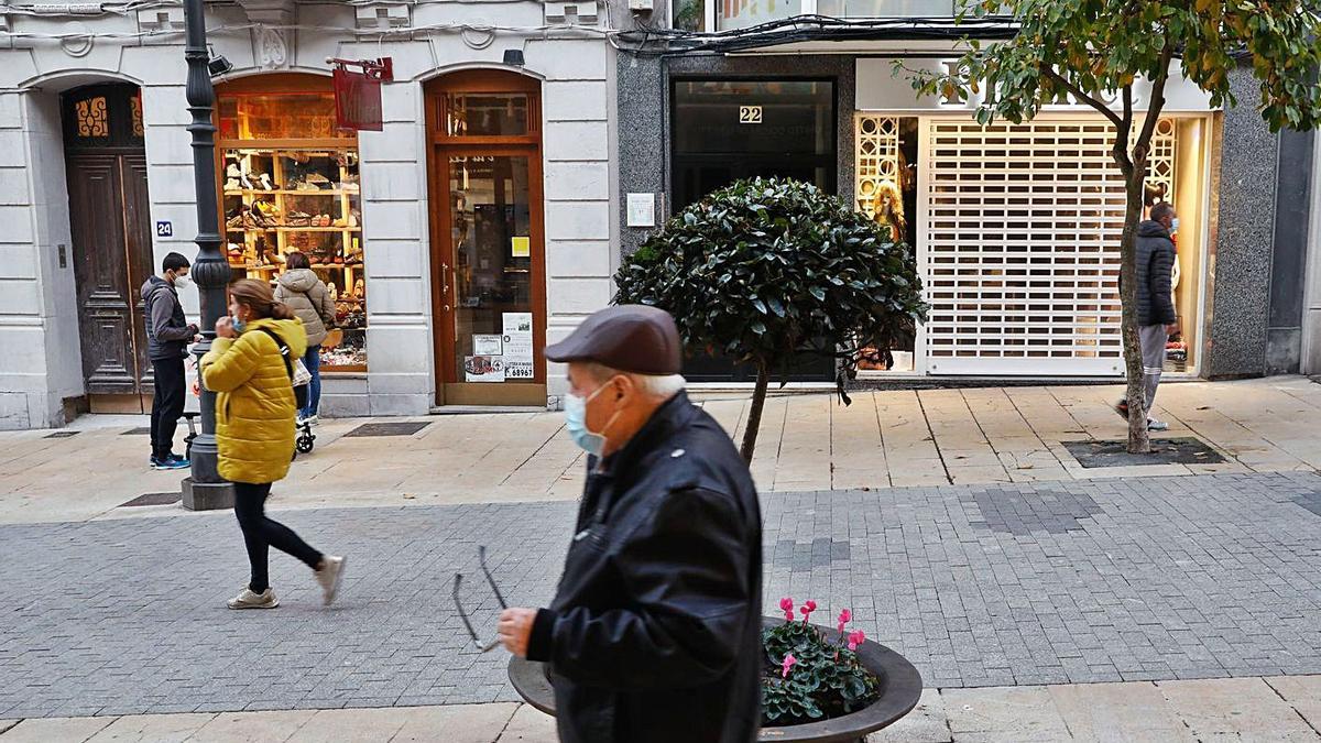 Comercios cerrados en la calle La Cámara. | Mara Villamuza