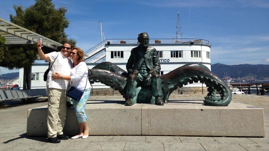 Una pareja de turistas se hace un selfi junto a Verne. // FdV