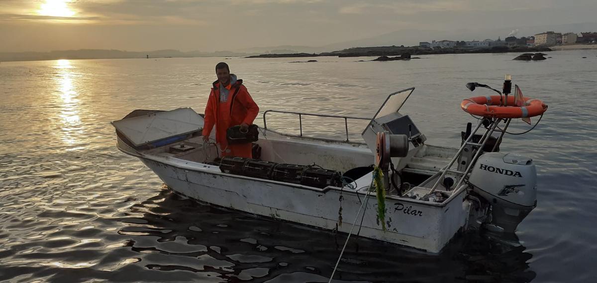 Un marinero largando sus nasas, ayer.