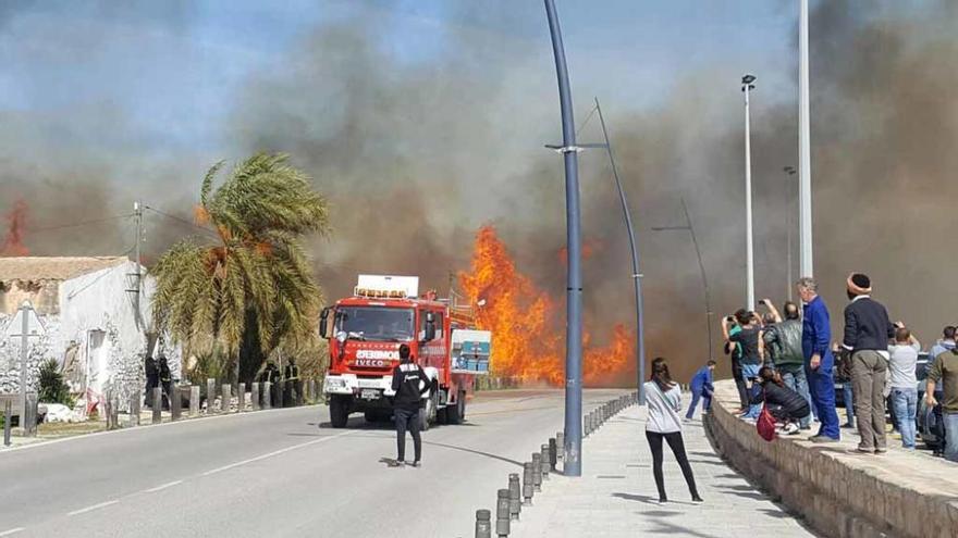 Caos por el incendio en ses Feixes