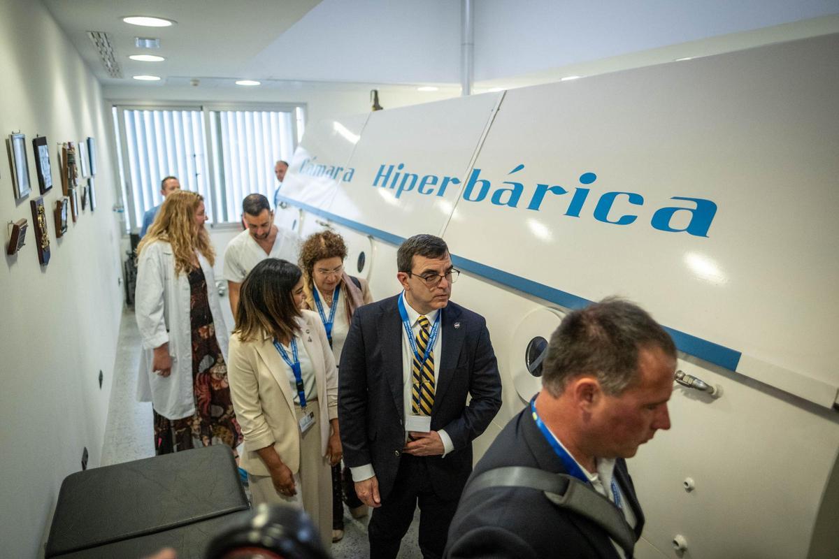 Visita de una delegación de la Nasa a Imetisa, enpresa del Cabildo de Tenerife, para comprobar la utilidad de su cámara hiperbárica.