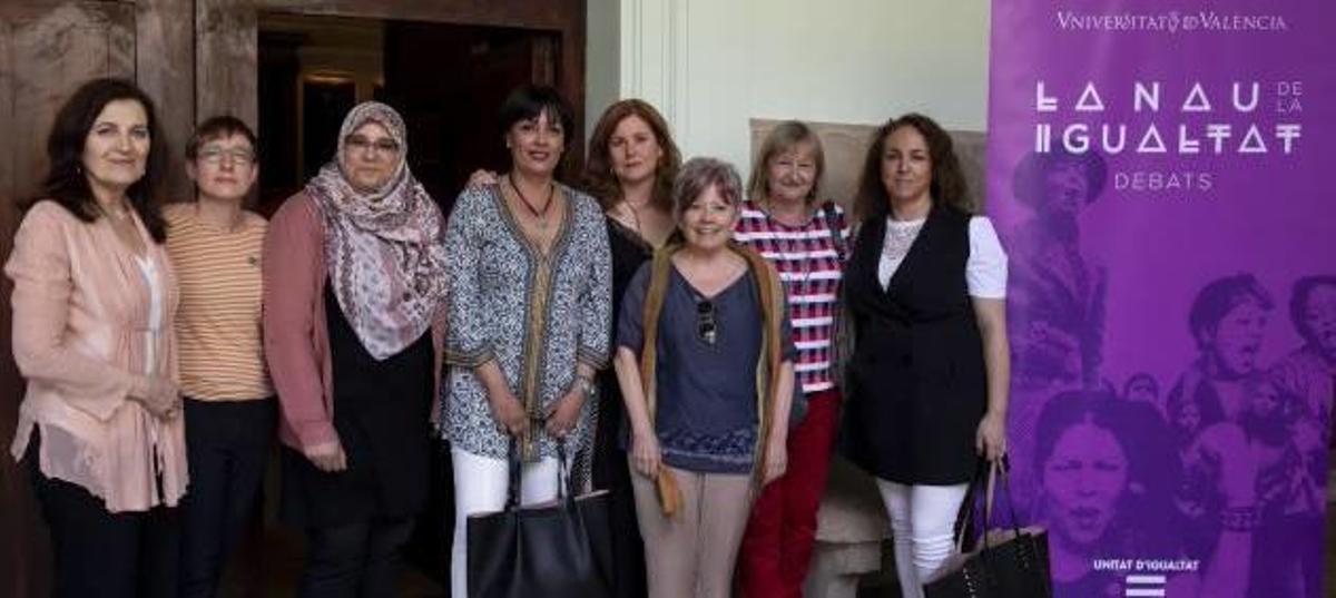 La periodista Lola Bañón con las cuatro intervinientes: M. Escribano, M. Barouni, M. Hamido y R. Ortiz (delante) con A. Mañes.