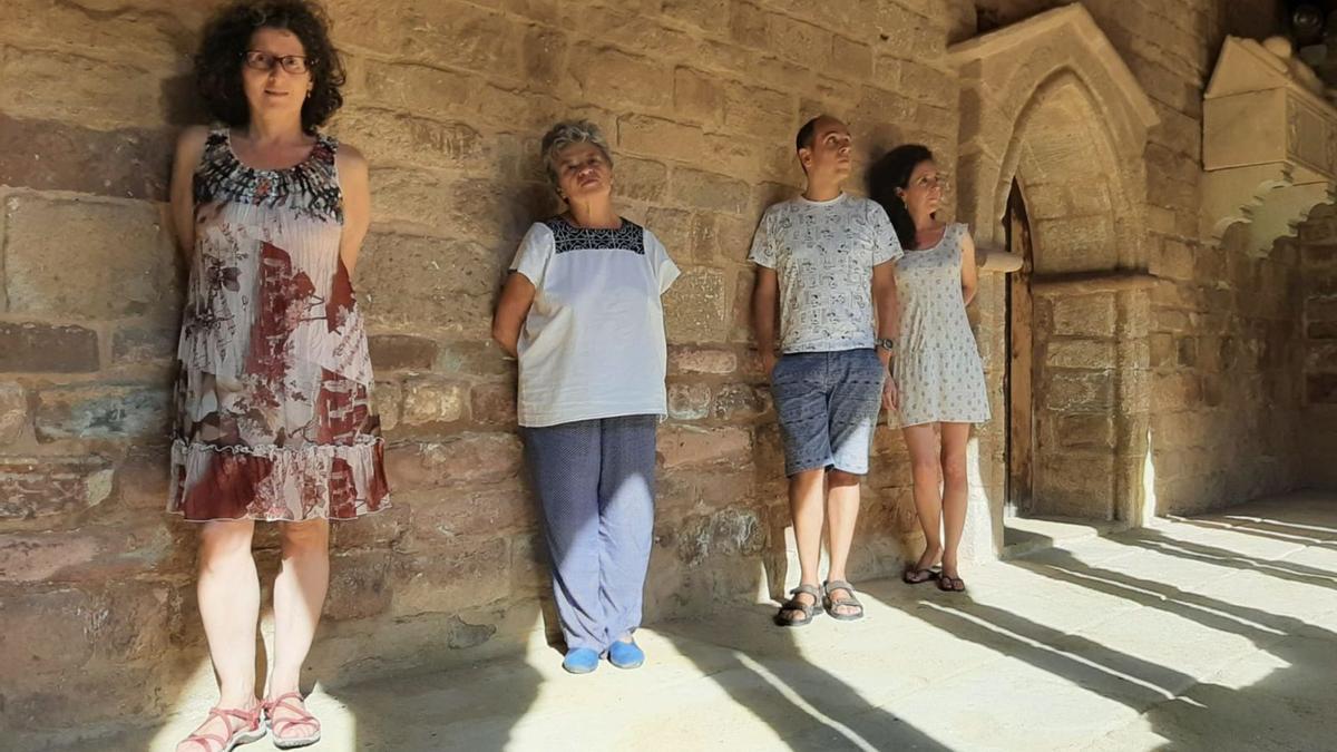 Quatre dels cinc artistes que interpreten «Dit de drap», d’esquerra a dreta: Inés Borràs, Montse Colomé, Jordi Vidal i Berta Giraut | DAVID CID