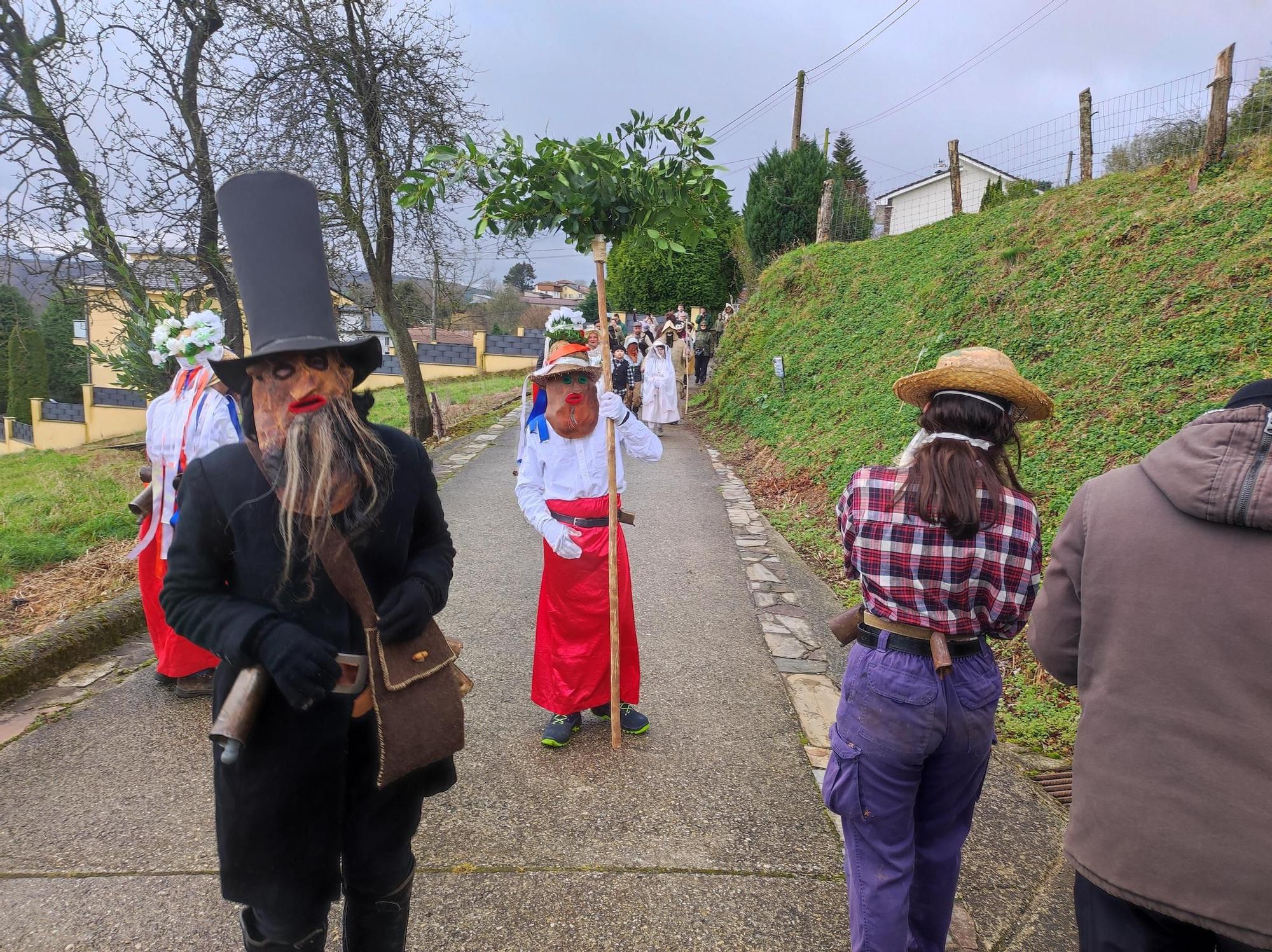 En imágenes: Así fue el paso de los guilandeiros de Tineo por El Pedregal