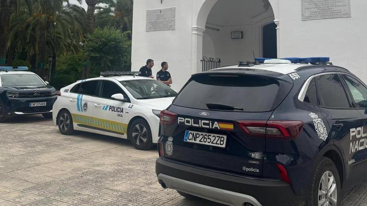 Coches de policía local y nacional a las puertas del santuario de la Piedad.