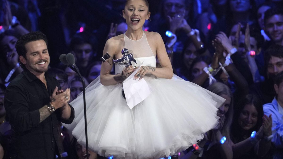 Ariana Grande gana el premio al video del año en los MTV Video Music Awards y le da las gracias a su terapeuta y las personas gays
