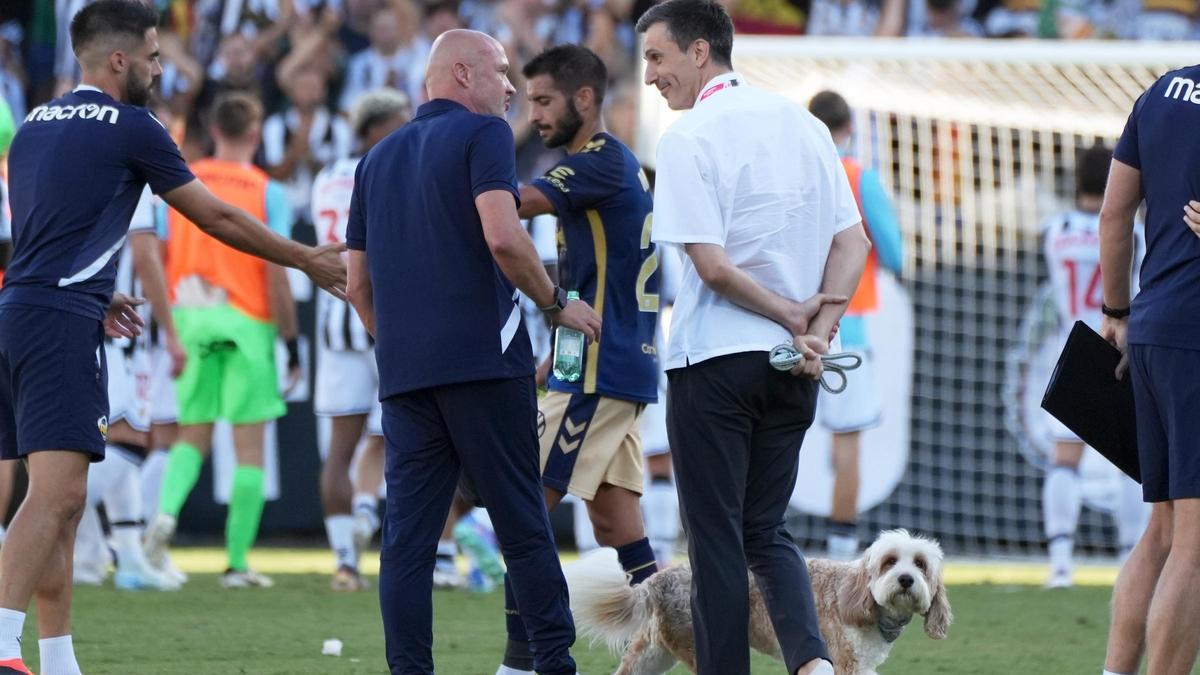 El ya exentrenador del Castellón, Dick Schreuder, conversa con el presidente Voulgaris, sobre el césped.