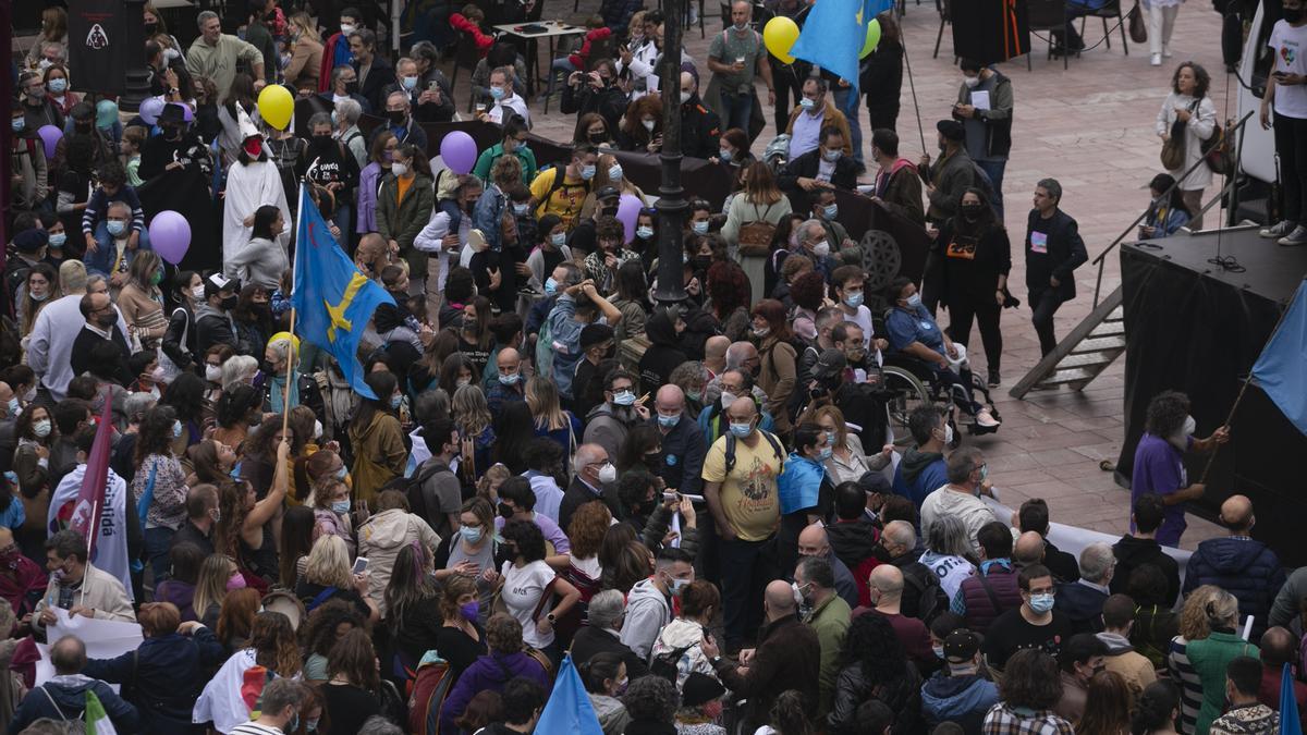 Los partidarios de la cooficialidad del asturiano se manifiestan en Oviedo