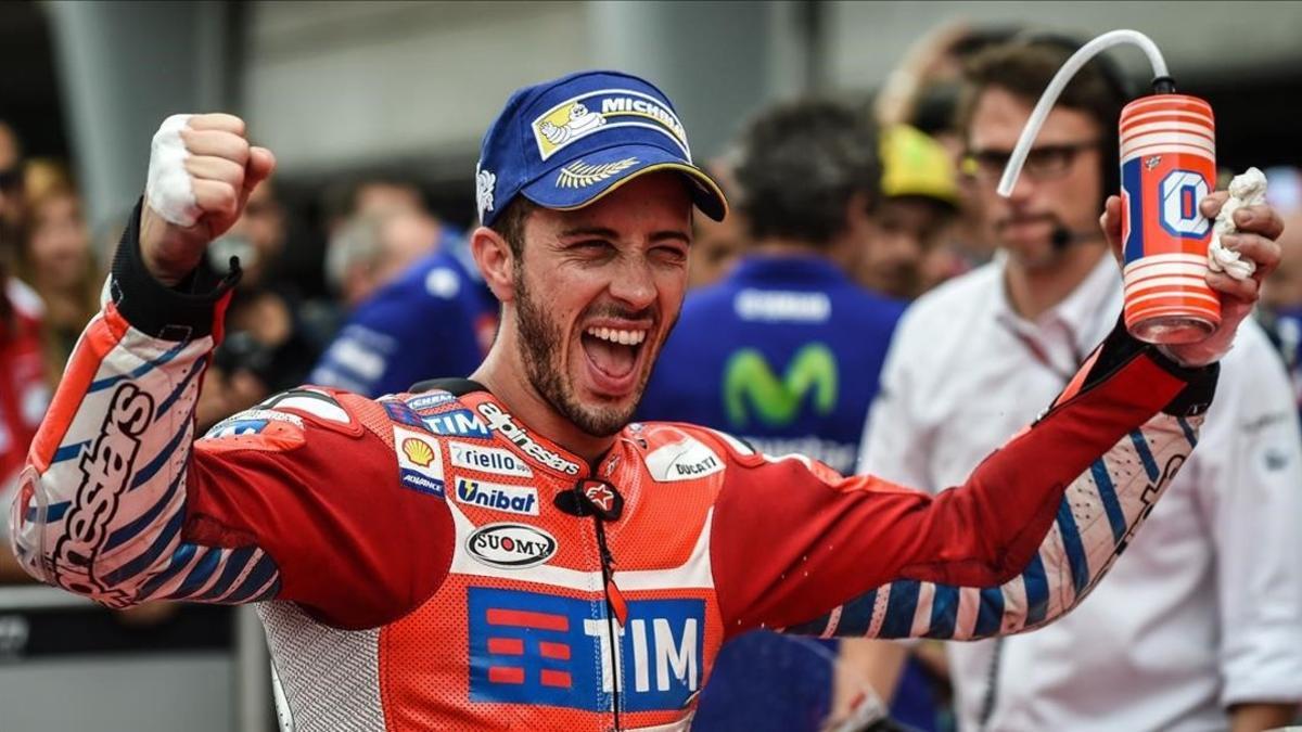 Andrea Dovizioso celebra su victoria en Malasia.