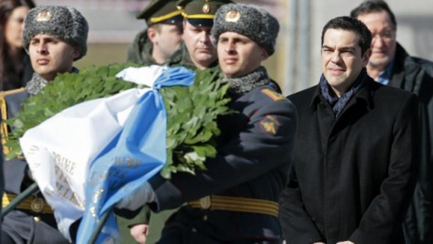 Tsipras deposita flores ante la tumba del Soldado Muerto en Moscú